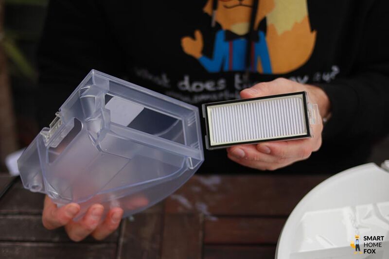 Das Staubfach des Roborock Q7 Max wird per Hand ausgeleert